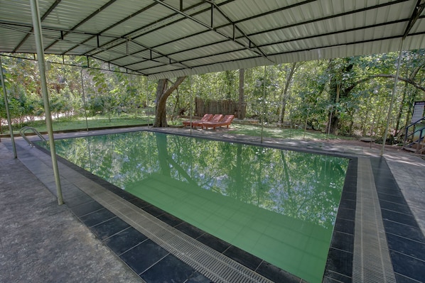 Outdoor pool - Yuhibuhi Forest Resort (Eravur Pattu)