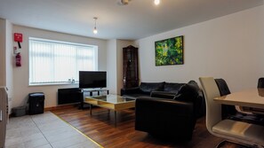Premier Apartment | Living area | LCD TV, Netflix, streaming services - Green Apartments (Manchester)