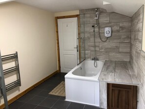 Hair dryer, towels, soap, toilet paper - Green Apartments (Manchester)
