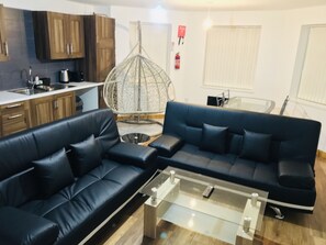 LCD TV, Netflix, streaming services - Green Apartments (Manchester)