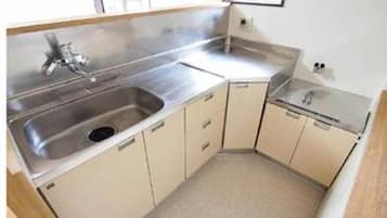 Rumah (Private Vacation Home) | Dapur kecil pribadi | Lemari es, microwave, kompor, dan ketel listrik