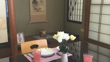 Rumah (Private Vacation Home) | Makan di kamar