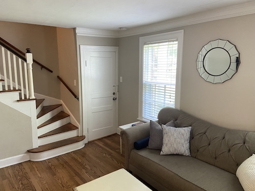 Gemütliche historische Hauptstraße 2BR mit abgeschirmter Veranda