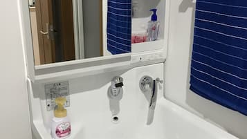 Apartment | Bathroom | Separate bathtub and shower, free toiletries, hair dryer, slippers