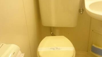 Apartment, 2 Bedrooms, Non Smoking | Bathroom | Separate bathtub and shower, free toiletries, hair dryer, slippers