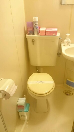 Apartment, 2 Bedrooms, Non Smoking | Bathroom | Separate tub and shower, free toiletries, hair dryer, slippers