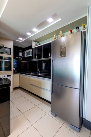 Geladeira, micro-ondas, fogão, cooktop