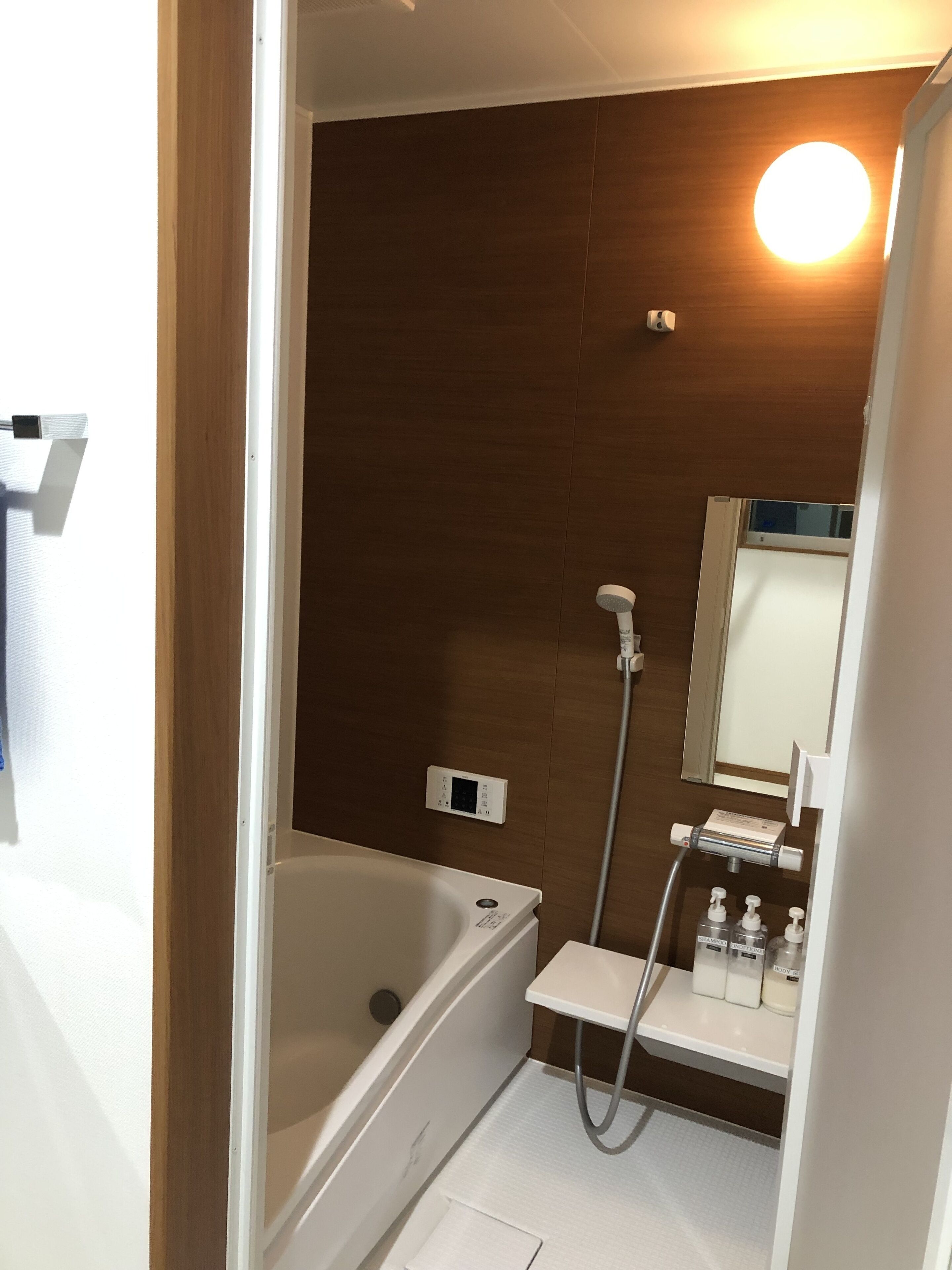 Eenvoudige kamer, 1 twee- of 2 eenpersoonsbedden | Badkamer | Een aparte badkuip en douche, gratis toiletartikelen, een haardroger