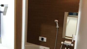 Eenvoudige kamer, 1 twee- of 2 eenpersoonsbedden | Badkamer | Een aparte badkuip en douche, gratis toiletartikelen, een haardroger