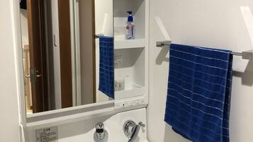 Camera Basic con letto matrimoniale o 2 letti singoli | Bagno | Vasca e doccia separate, set di cortesia gratuito, asciugacapelli