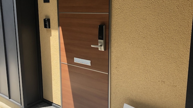 A door with a keypad lock, a sign indicating rental residence in Horikawa, and a textured wall. - Kanazawa-Hachitabi Konjiki (Kanazawa)