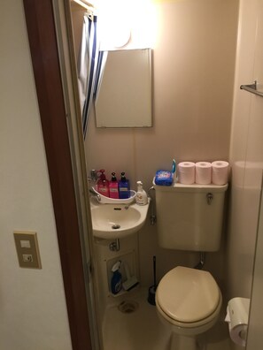 Apartment | Bathroom | Separate tub and shower, free toiletries, hair dryer, slippers - Kanazawa-Hachitabi Renri (Kanazawa)