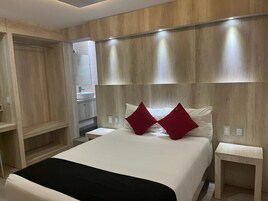 Escritorio, espacio para trabajar con laptop y wifi gratis 