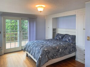 4 bedrooms, desk, iron/ironing board, free WiFi