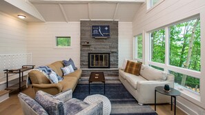 Smart TV, fireplace