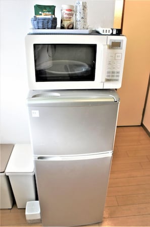 Apartment, 2 Bedrooms | Microwave