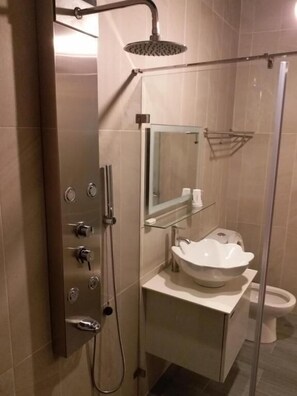 Family Quadruple Room | Bilik Mandi | Pancuran mandi, kelengkapan dandanan diri percuma, pengering rambut 
