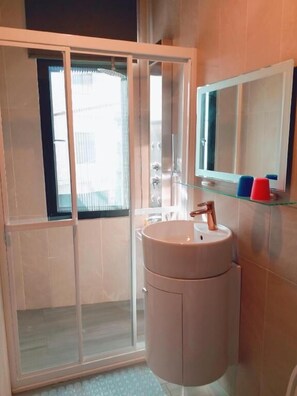 Panoramic Double Room | Bathroom | Shower, free toiletries, hair dryer, slippers - Fangliao Chun Lai Homestay (Fangliao)