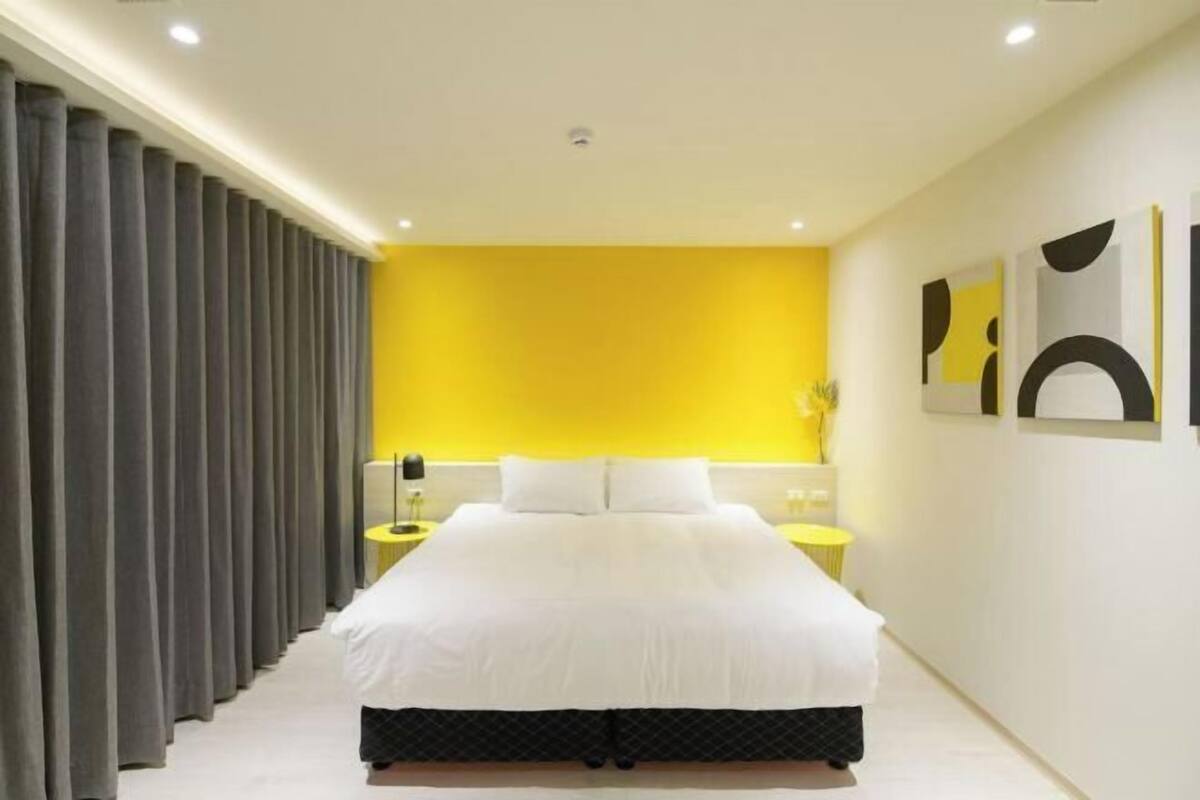 1 bedroom, blackout curtains, free WiFi, bed sheets