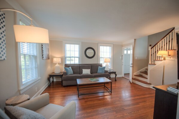 TV, books - 2 Bedroom-Sleeps 5-Only 5 Blocks to the Square and MTSU! (Murfreesboro)