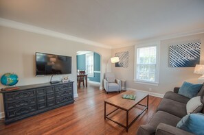 TV, books - 2 Bedroom-Sleeps 5-Only 5 Blocks to the Square and MTSU! (Murfreesboro)