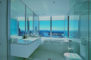Bathroom - Holidays Gold Coast (Surfers Paradise)