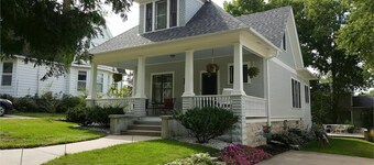 Eksepsjonell ny liste Decorah Craftsman Bungalow