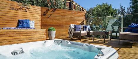 Outdoor spa tub
