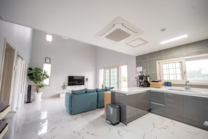Refrigerador con freezer, microondas, horno, placa de cocina