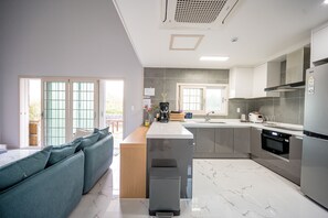 Refrigerador con freezer, microondas, horno, placa de cocina