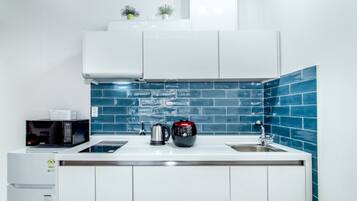 Dúplex, banyera d'hidromassatge | Cuina bàsica privada | Frigorífic gran, microones, placa de cuina i bullidora elèctrica