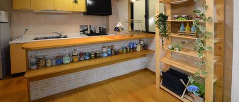 Basic-Haus | Eigene Küche | Kühlschrank, Mikrowelle, Herdplatte, Reiskocher