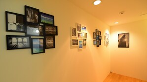 A gallery with framed artwork on the walls. - Z&Z Inn Honjo- Azumabashi (Tokyo)