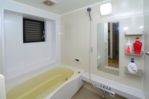 Basic House | Bathroom | Separate tub and shower, free toiletries, hair dryer, slippers - Z&Z Inn Honjo- Azumabashi (Tokyo)