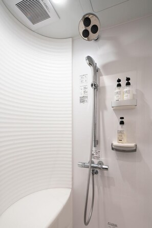 Apartment | Bathroom amenities | Shower, free toiletries, hair dryer, slippers
