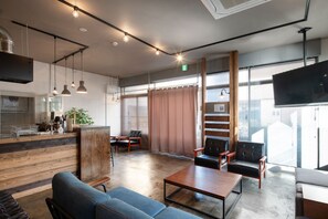 Lobby sitting area - Rakuna Inn Nagomi Honjo-Azumabashi (Tokyo)