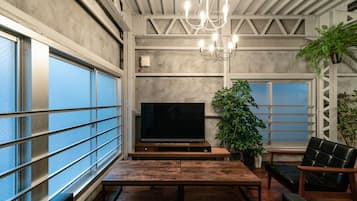 Basic House | Living area | Flat-screen TV
