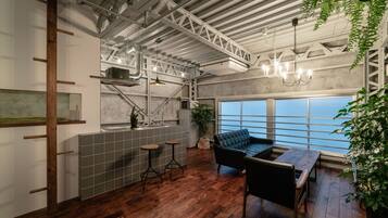 Basic House | Private kitchenette | Fridge, microwave, electric kettle, cookware/dishes/utensils