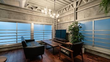 Basic House | Living area | Flat-screen TV