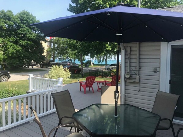 Outdoor dining - Brights Grove Lake View Cottage (Brights Grove)