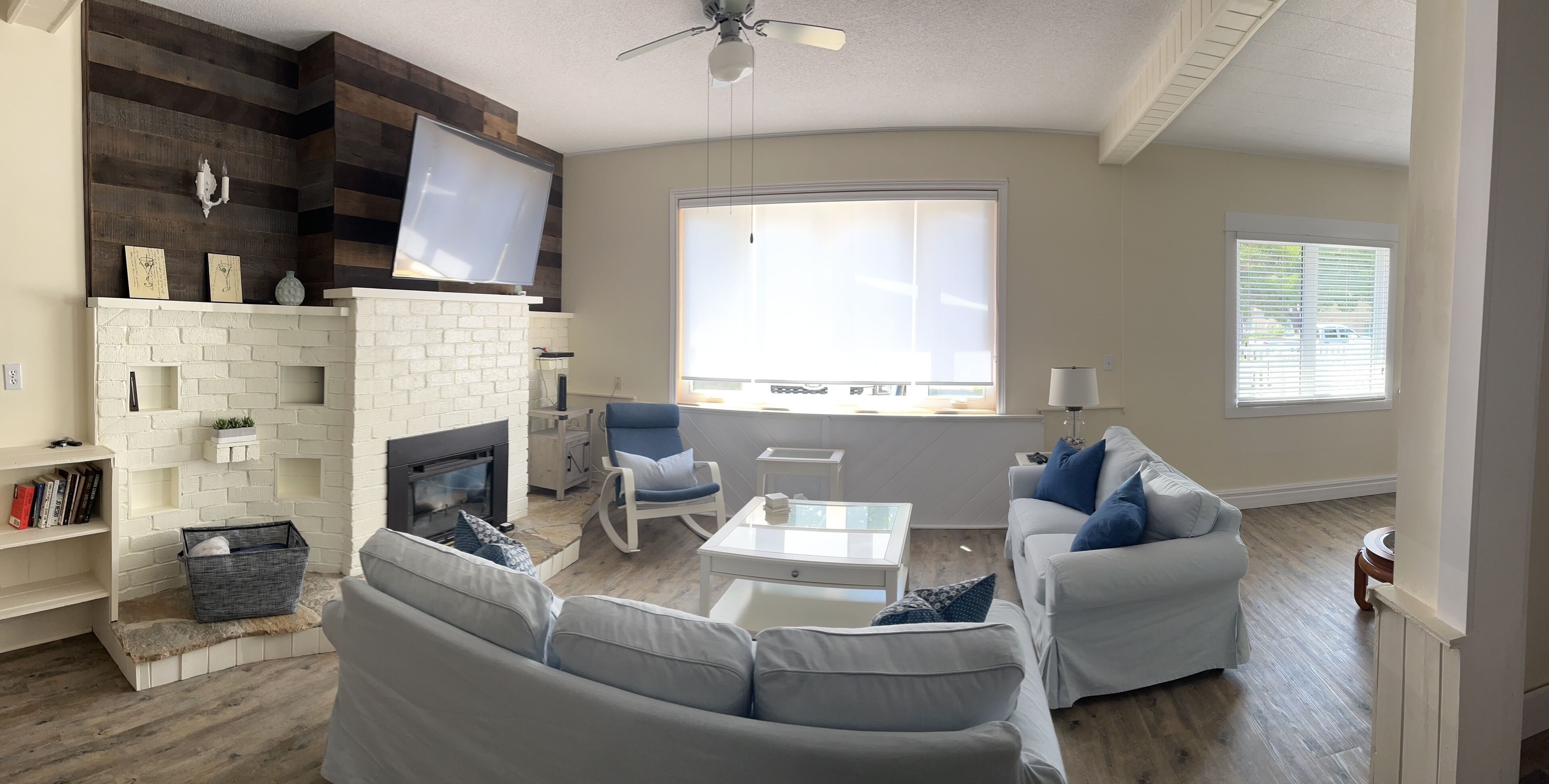 Televisión, chimenea y estéreo 