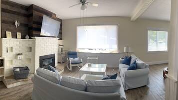 Televisión, chimenea y estéreo