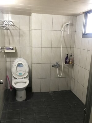 تجهيزات دش، مجففات شعر، خف للقدمين، شامبو