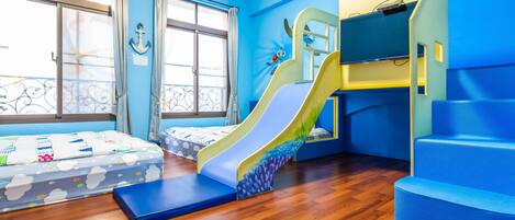 Superior Quadruple Room, Bathtub | Blackout drapes, rollaway beds, free WiFi, bed sheets