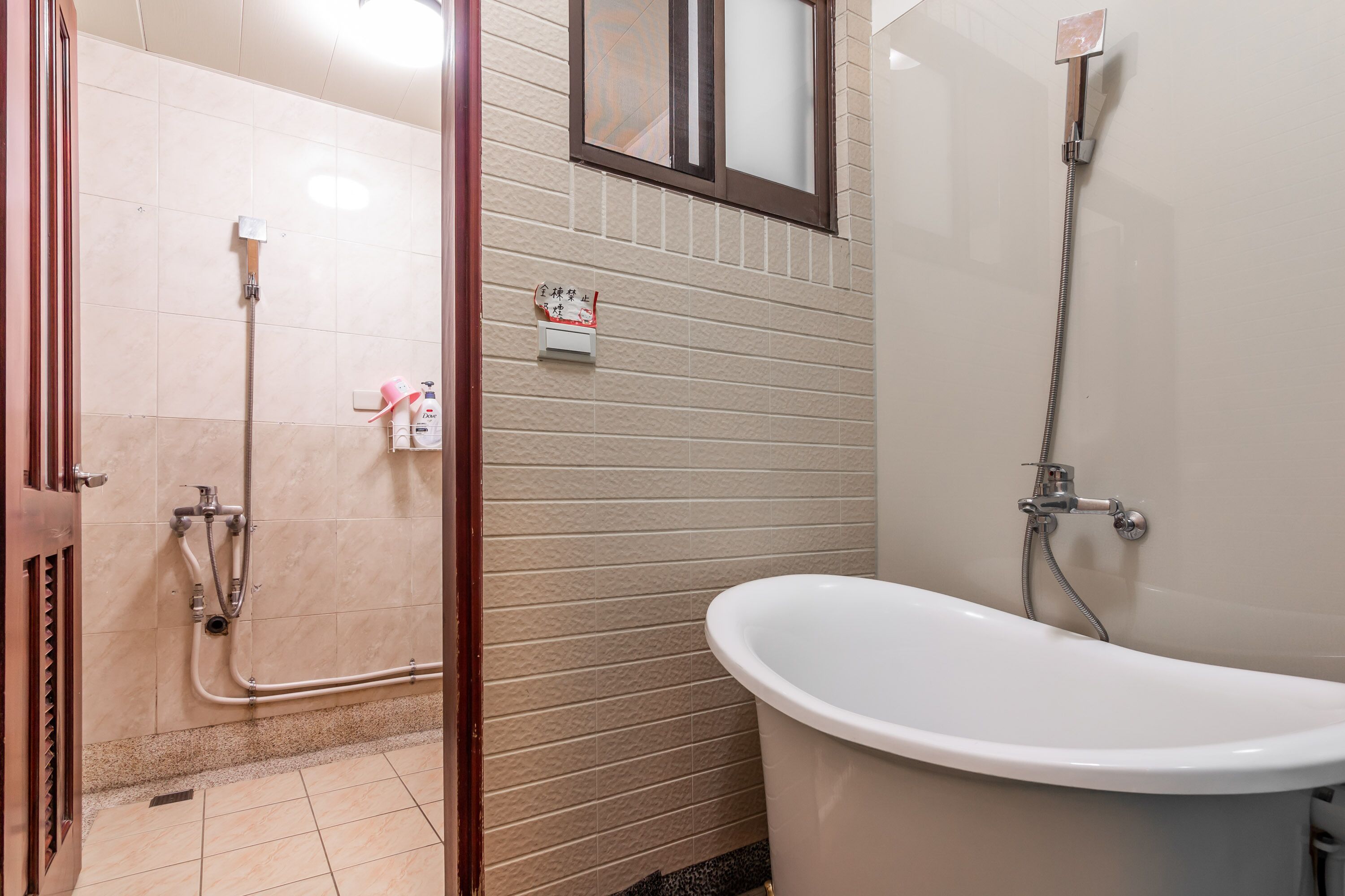 Un baño con ducha, inodoro y lavabo.
