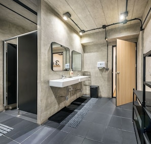 Shower, free toiletries, hair dryer, towels - Siam Subway Hostel and Café (Bangkok)