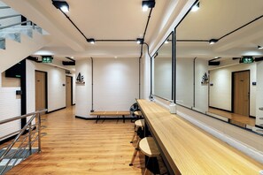 Living area - Siam Subway Hostel and Café (Bangkok)