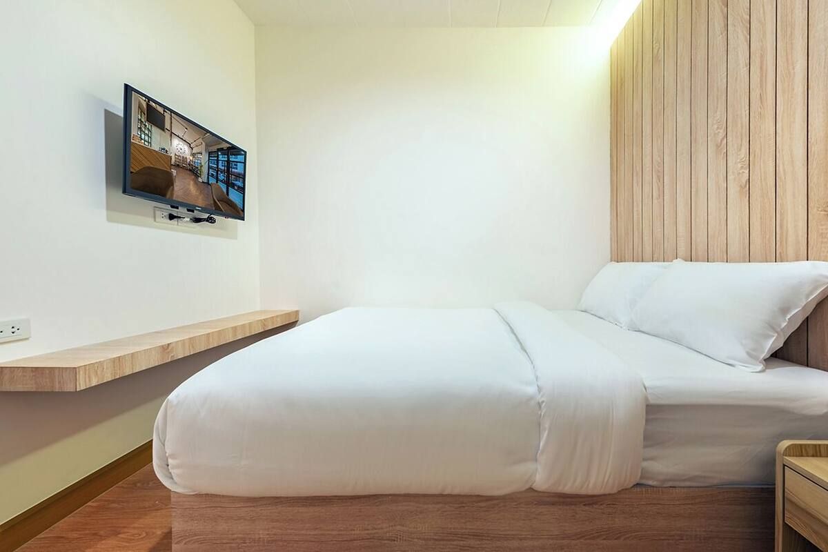 Queen Bed - Shared Bathroom | WiFi (無料)、ベッドシーツ