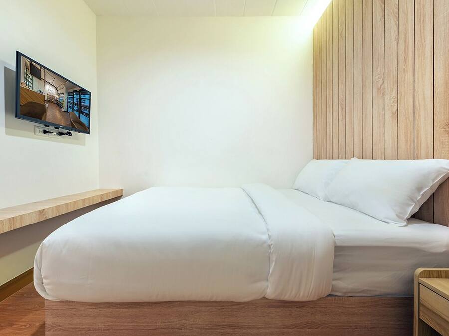 Queen Bed - Shared Bathroom