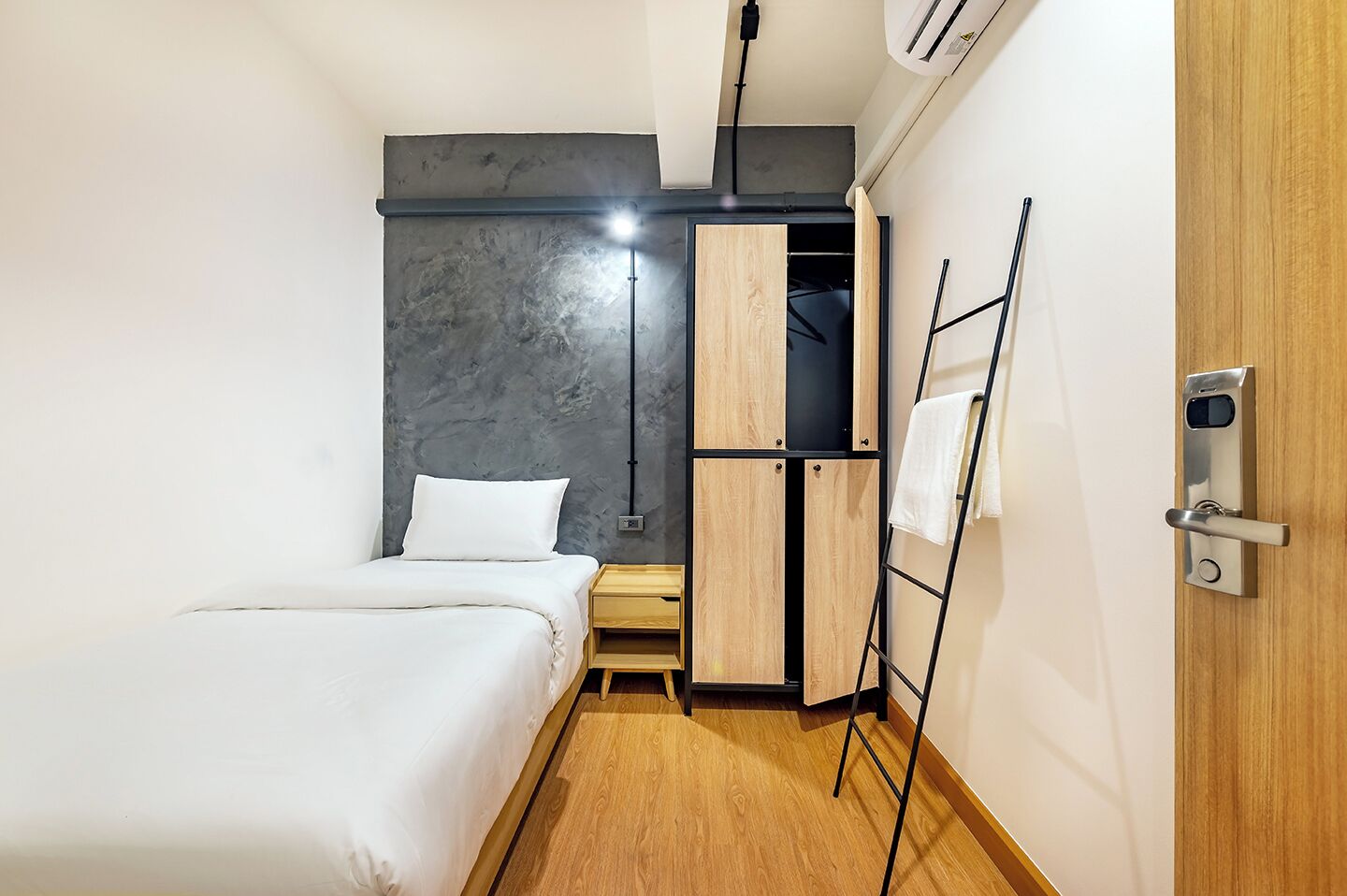 Single room-Shared Bathroom | Free WiFi, bed sheets